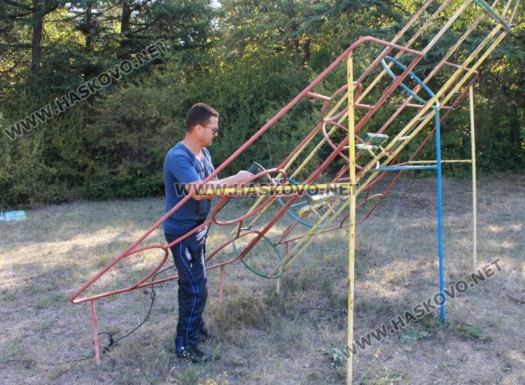 Димитровградчани обновиха детския кът в парк „Пеньо Пенев“