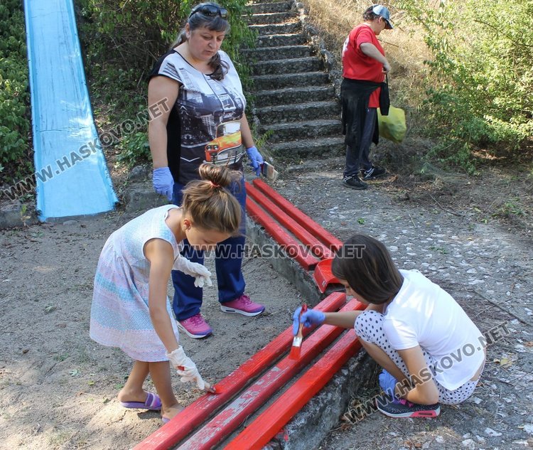 Димитровградчани обновиха детския кът в парк „Пеньо Пенев“