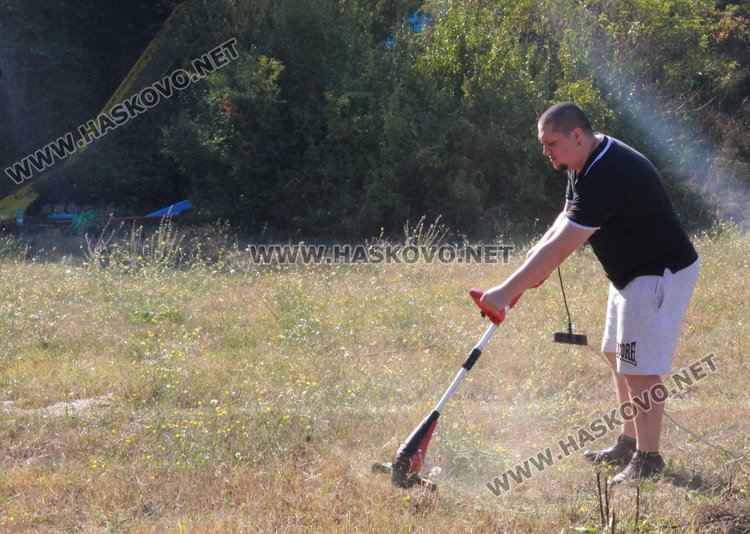 Димитровградчани обновиха детския кът в парк „Пеньо Пенев“