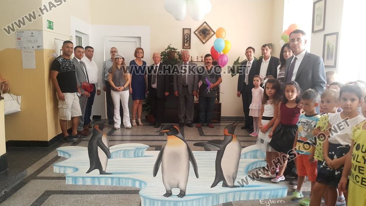 Инж. Хасан Азис подари на малчуганите от детска градина &bdquo;Вяра, Надежда и Любов&ldquo; 3D рисунка с пингвини