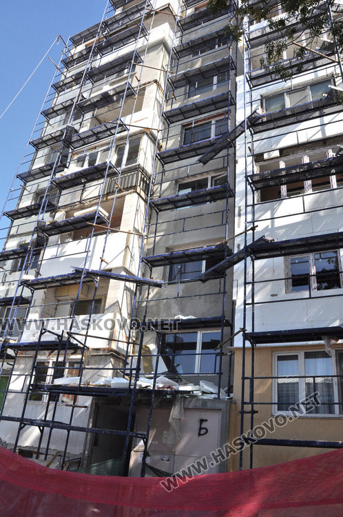 Читатели: потрошиха ни блока, санират ни от 6 месеца