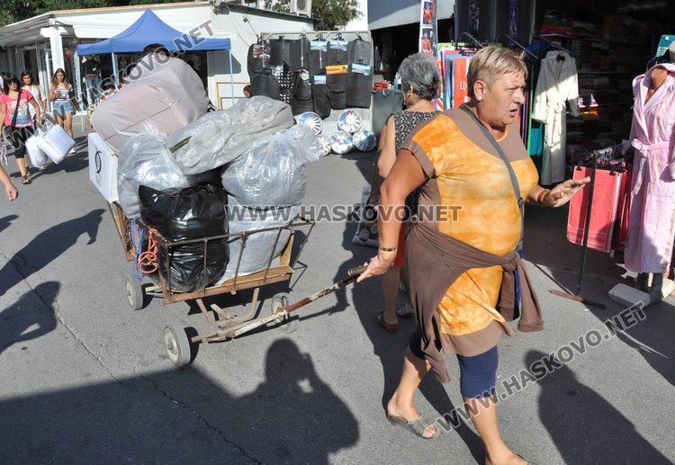 Наплив от клиенти на Неделния пазар, купуваха за ученици