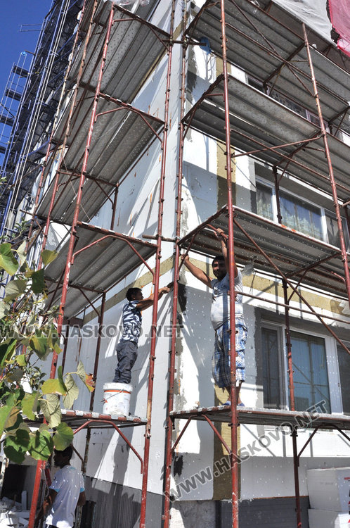 Читатели: потрошиха ни блока, санират ни от 6 месеца