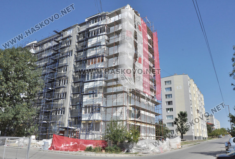 Читатели: потрошиха ни блока, санират ни от 6 месеца