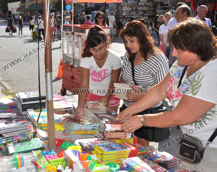 Наплив от клиенти на Неделния пазар, купуваха за ученици