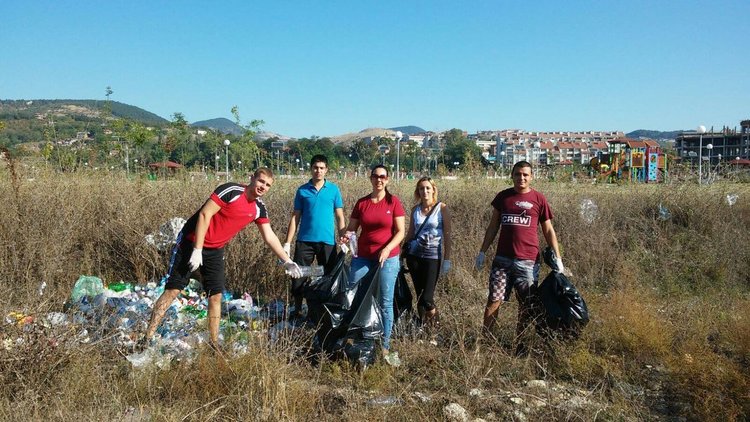 Младежите на ГЕРБ чистиха в парк „Арпезос-Север“