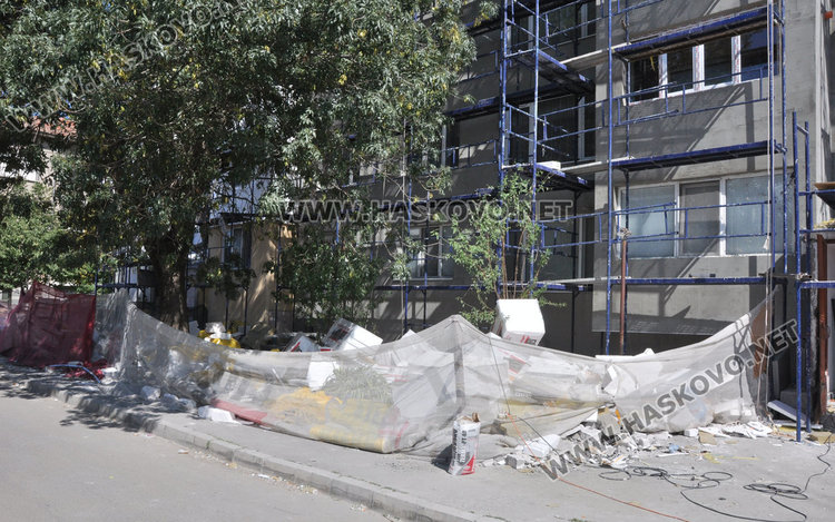 Читатели: потрошиха ни блока, санират ни от 6 месеца