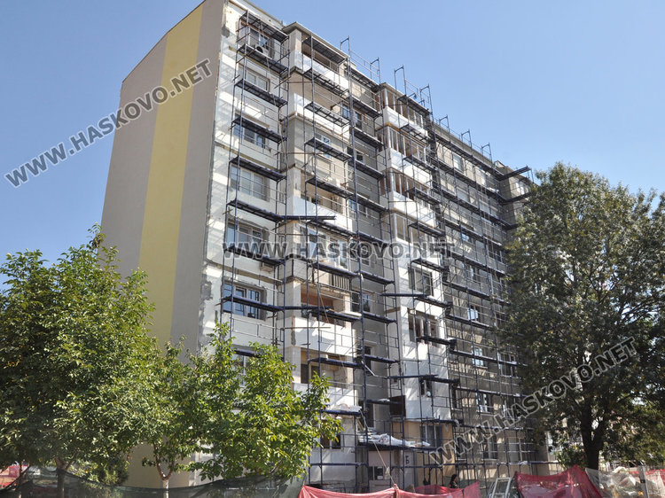 Читатели: потрошиха ни блока, санират ни от 6 месеца