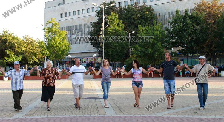 Общоградското хоро в Димитровград подпомогна лечението на болна жена