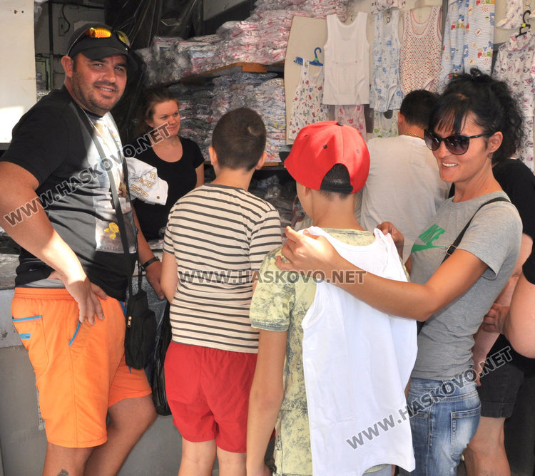 Наплив от клиенти на Неделния пазар, купуваха за ученици