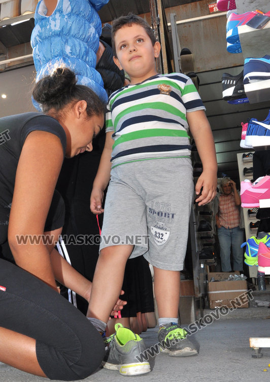 Наплив от клиенти на Неделния пазар, купуваха за ученици