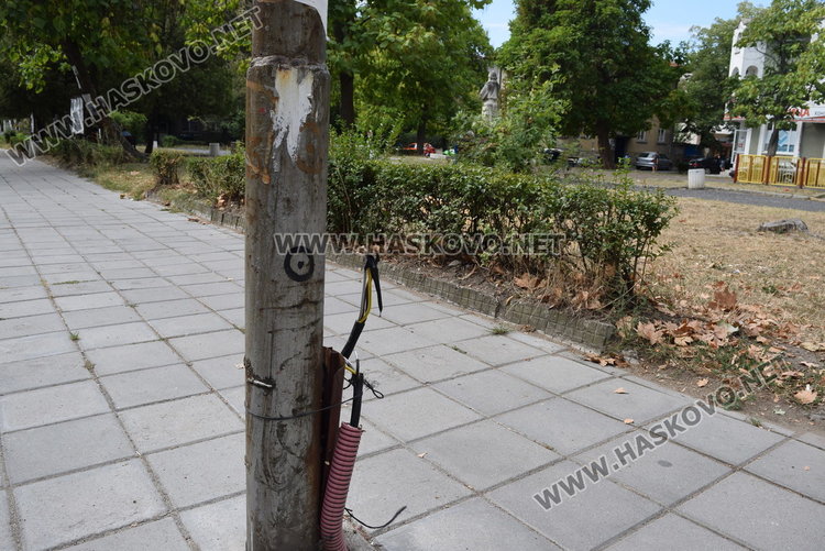 Опасни кабели стърчат край Попската градина, деца играят в близост до тях