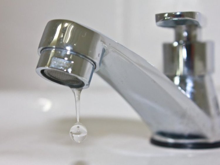 Читател: Всяка вечер водата ни спира, а връзката с ВиК е невъзможна