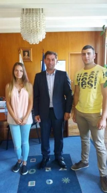 Кметът на Мадан отново плати семестрите на студенти, отличници от града