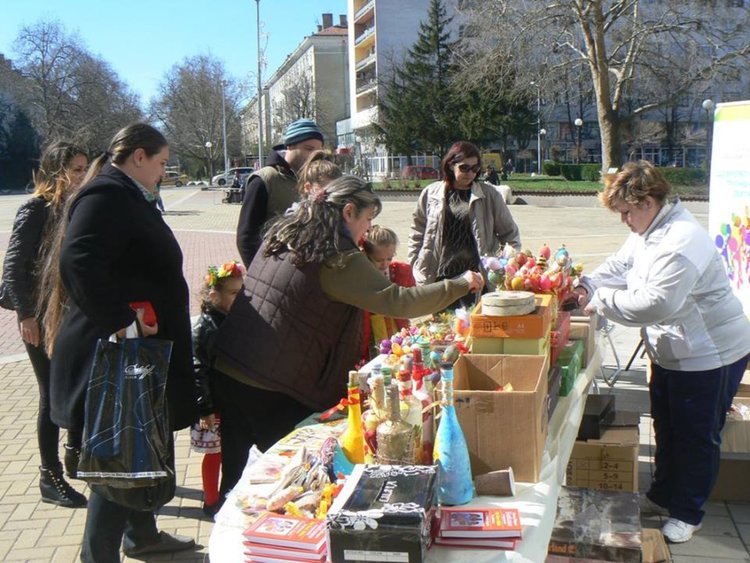 Доброволците на фондация "Подари усмивка" се включват и в благотворителните базари