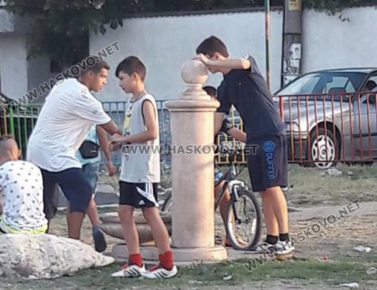 Деца от кв. „Гледка“ не чакаха кампанията „Да изчистим България заедно“, чистят си квартала