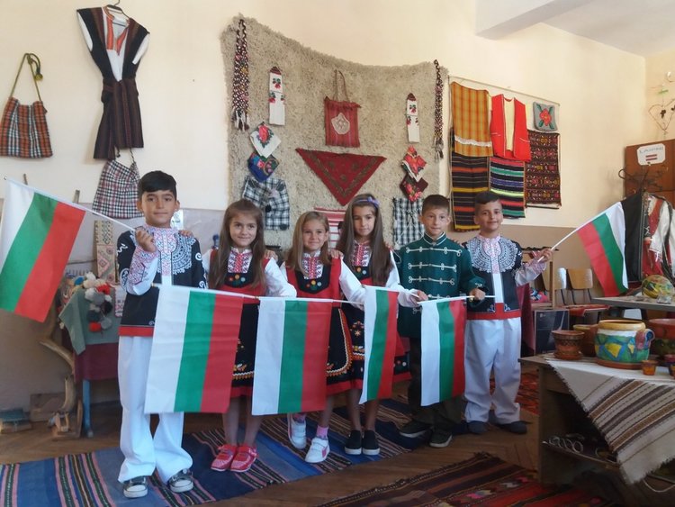 Цяло училище в родопско село се включи в конкурса „Аз раста патриот“