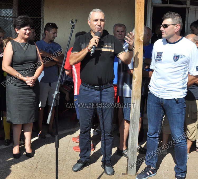 Христо Стоичков в Харманли, награждава бъдещите Стоичковци