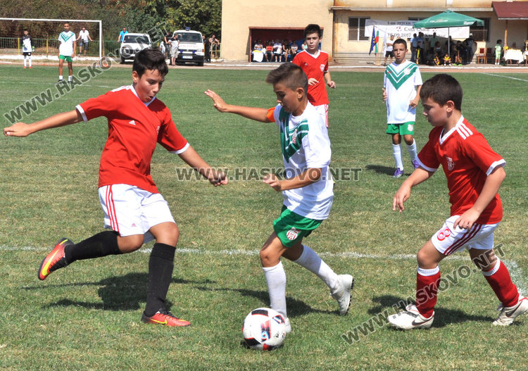 Христо Стоичков в Харманли, награждава бъдещите Стоичковци