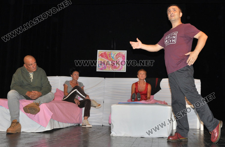 Солени свалки довечера в театъра