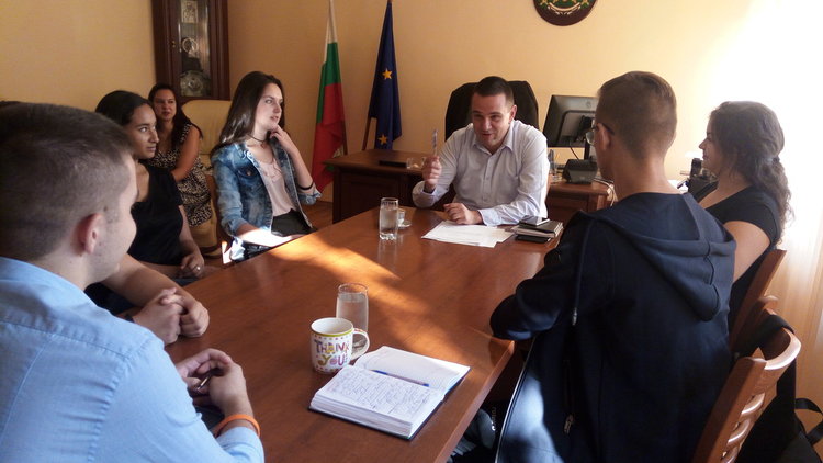 Областният управител въведе млади хора от региона в тайните на държавното управление 
