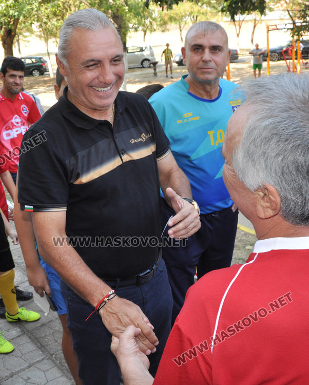 Христо Стоичков в Харманли, награждава бъдещите Стоичковци