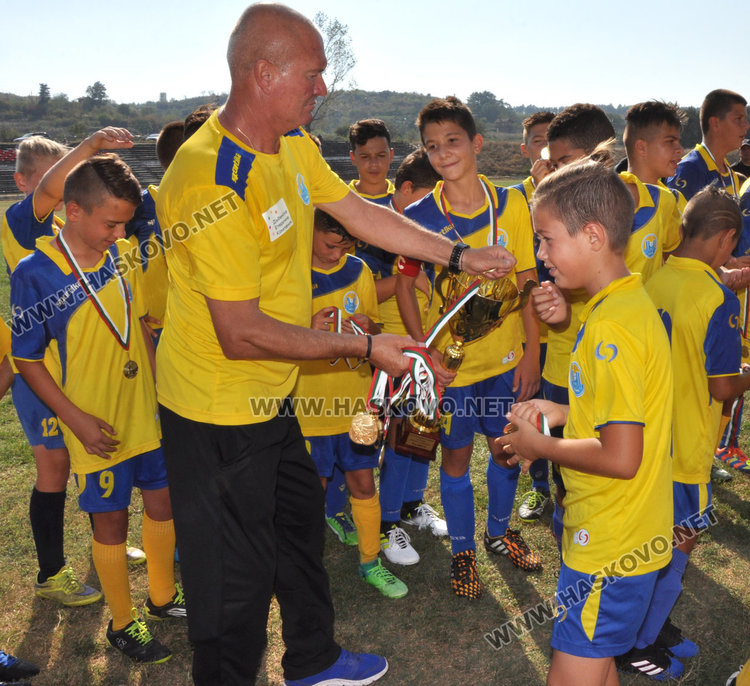 Христо Стоичков в Харманли, награждава бъдещите Стоичковци