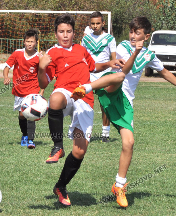 Христо Стоичков в Харманли, награждава бъдещите Стоичковци