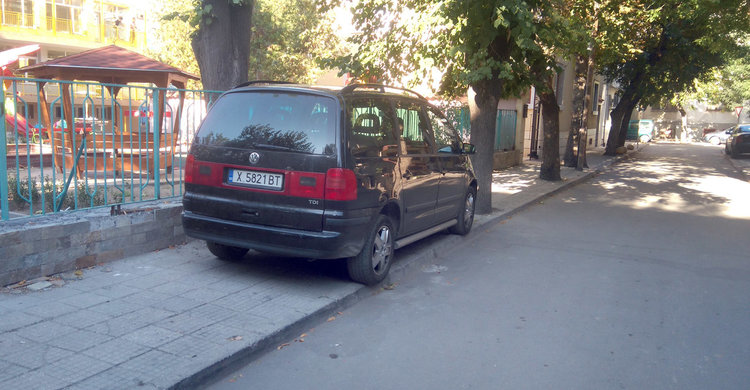 Читатели: Вижте поредните нагли шофьори