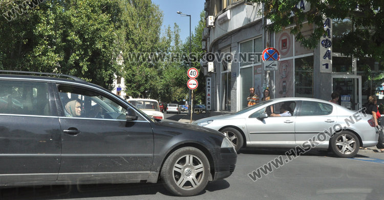 Читатели: Вижте поредните нагли шофьори