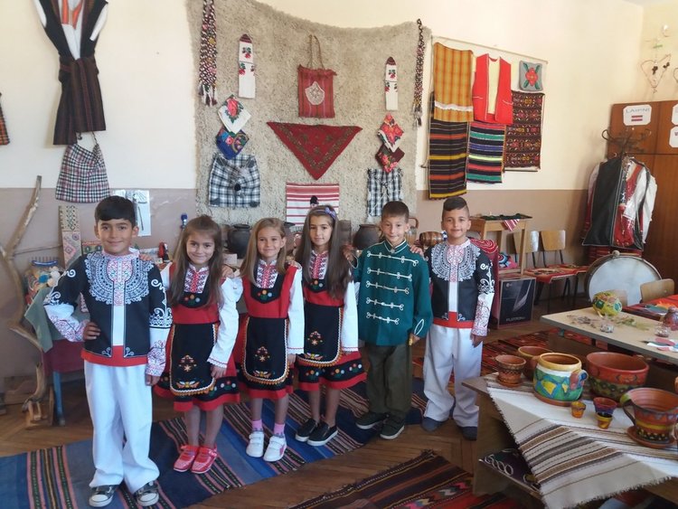 Цяло училище в родопско село се включи в конкурса „Аз раста патриот“