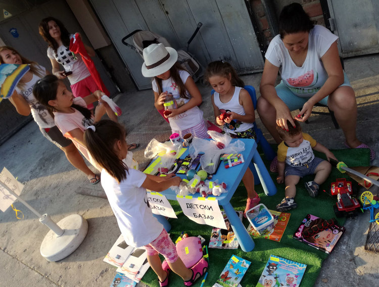 Деца импровизираха пред дома си базар за Ники, събраха 40 лв.