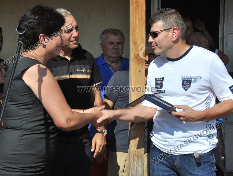 Христо Стоичков в Харманли, награждава бъдещите Стоичковци