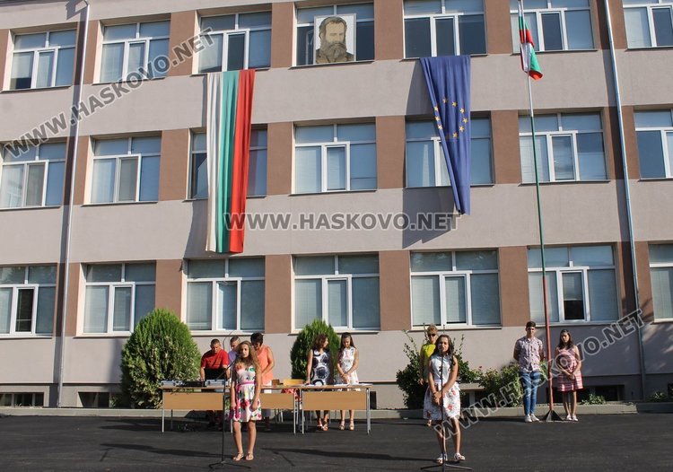 Първото училище, където децата ще получат книжката е СУ "Любен Каравелов"