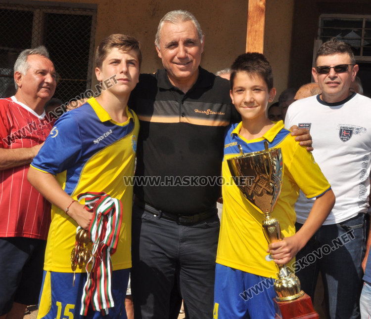 Христо Стоичков в Харманли, награждава бъдещите Стоичковци