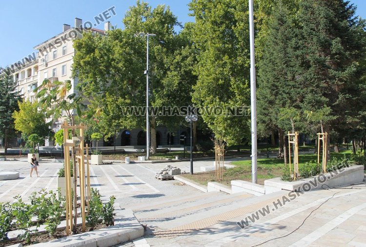 Читател: Защо не работят шадраваните на площад „Поезия“?