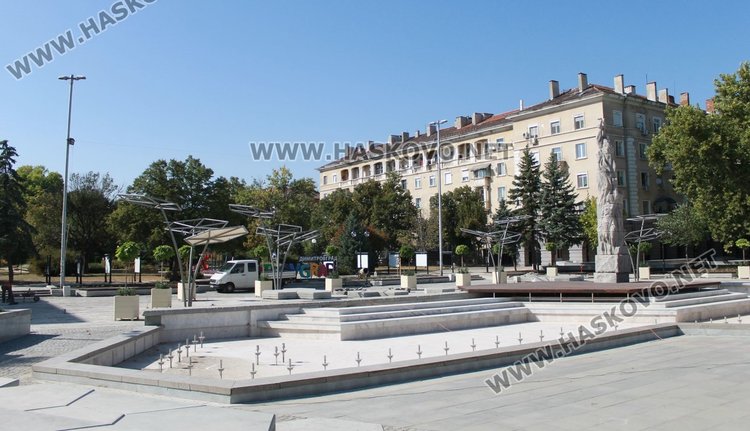 Читател: Защо не работят шадраваните на площад „Поезия“?