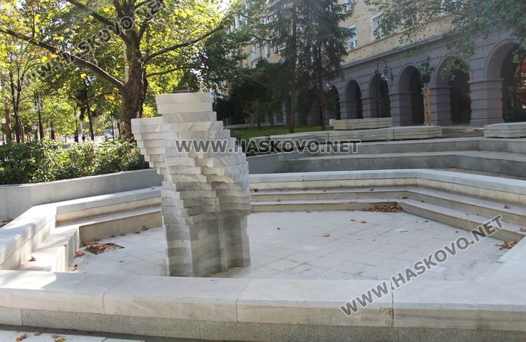 Читател: Защо не работят шадраваните на площад „Поезия“?