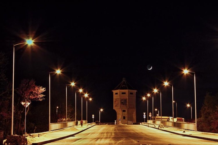 Една от снимките от конкурса със заглавие Младата Луна и Младият град"