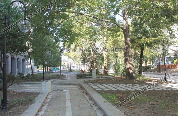 Читател: Защо не работят шадраваните на площад „Поезия“?