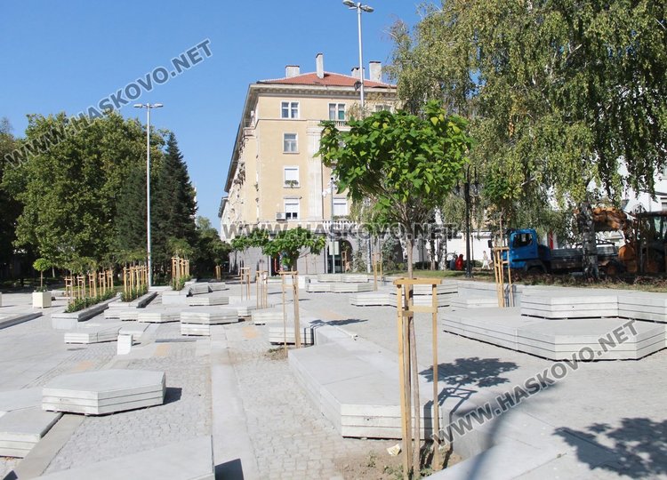 Читател: Защо не работят шадраваните на площад „Поезия“?