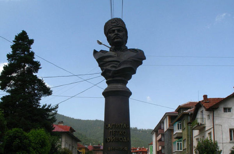 Вицепрезидентът Илияна Йотова пристига в Чепеларе за хайдушките празници в чест на Петко войвода и Независимостта