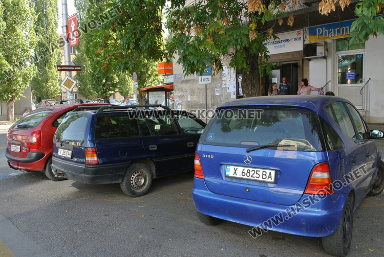 Глобен пред Първа поликлиника: Паркоместата за таксита са 6, за инвалиди само 3 (обновена)