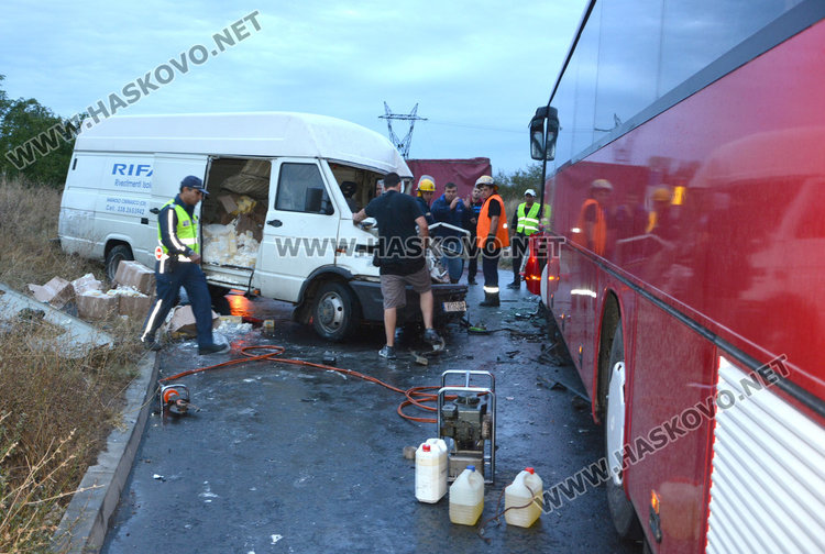 Бус се заби челно в рейс с работници заради обърнат тир