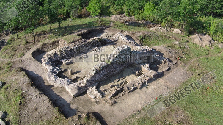 Снимка от дрон показва основите на трикорабната църква от 13-14 век , където се предполага че е погребан патриарха