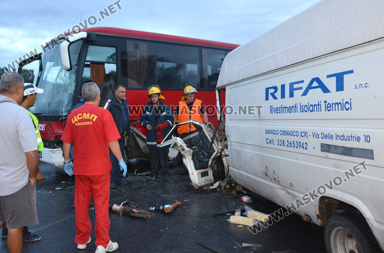 Бус се заби челно в рейс с работници заради обърнат тир