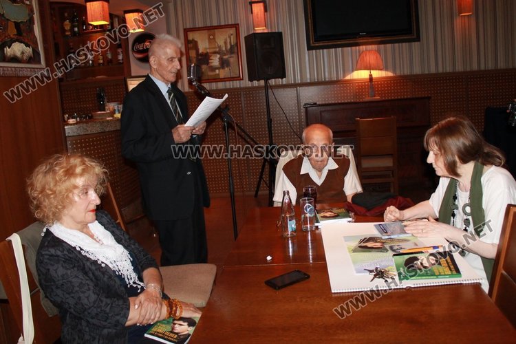  Творческата среща се състоя в кафето на КДК