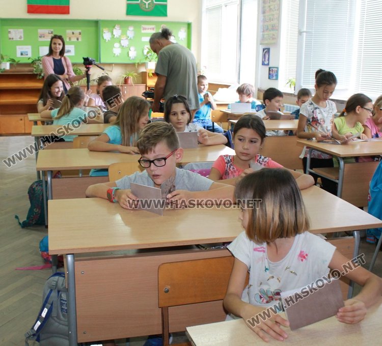 396 третокласници получиха книжки със заветите на хан Кубрат