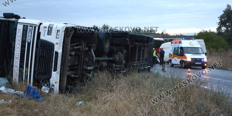 Бус се заби челно в рейс с работници заради обърнат тир