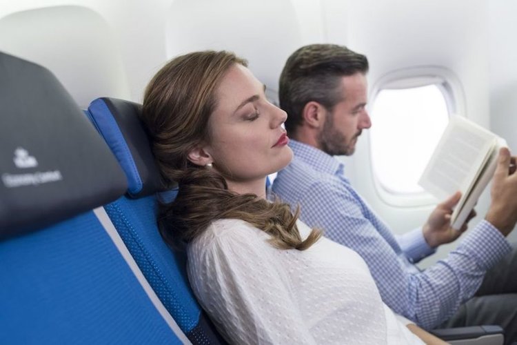 Защо е опасно да се спи в самолета